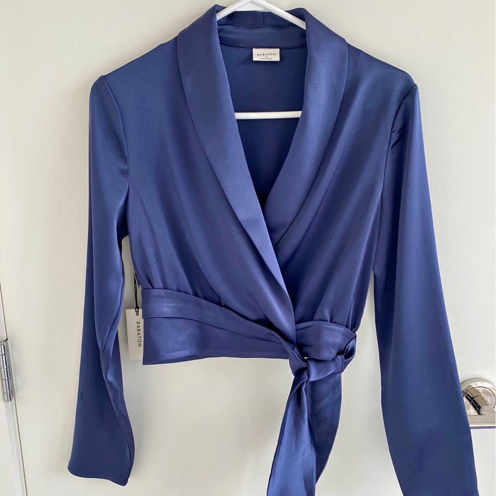Aritzia Babaton Davis Blouse - XS
Never worn!
Original retail $128
